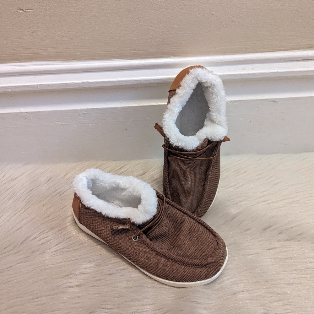 Unbranded tab with white faux fur slippers size 5